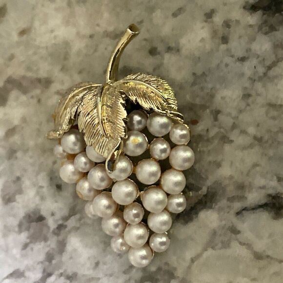 Crown Trifari Grape Cluster Brooch Pin Faux Pearls - Picture 1 of 6